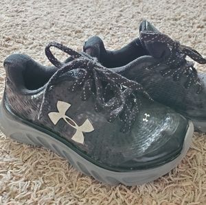Boys under armour tennis shoes